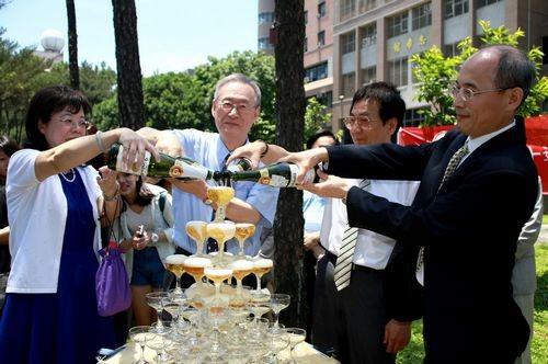 專訪洪秀婉教授：回首四十年的時光是基石，展望百年的目標是決心，中央企管再創不凡榮耀！ 2