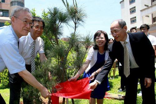 專訪洪秀婉教授：回首四十年的時光是基石，展望百年的目標是決心，中央企管再創不凡榮耀！ 3