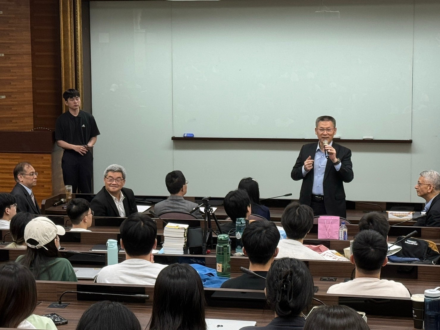 數位浪潮下的華麗轉型——金融科技與金融投資 4